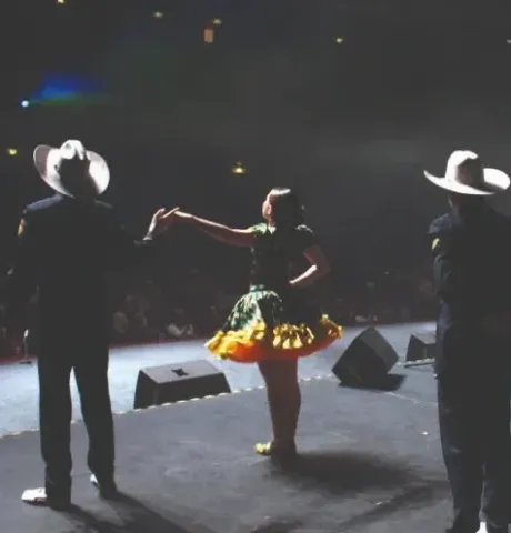 Intérpretes en el Teatro Colsubsidio combinan vestuario vaquero y vestido colorido.