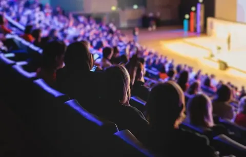 Auditorio del Teatro Colsubsidio con público atento en graderías, disfrutando de sus bonos de regalo.