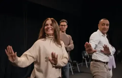Bailarines en el Teatro Colsubsidio ensayando una obra de teatro.
