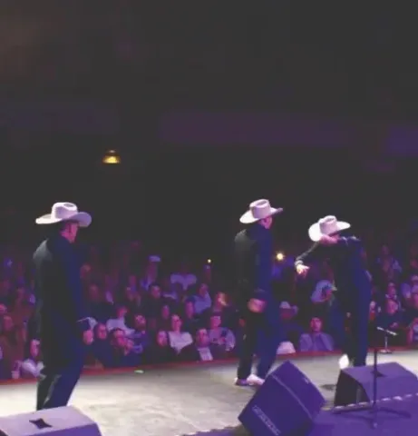 Artistas con sombreros vaqueros se presentan en el Teatro Colsubsidio ante público numeroso.