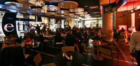 Café de las Letras Colsubsidio, lleno de público en mesas.