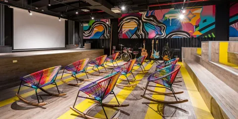 Espacio moderno del Teatro en BLOC Bosa con mural colorido.