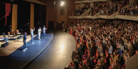 Auditorio del Teatro Colsubsidio lleno de público aplaudiendo.