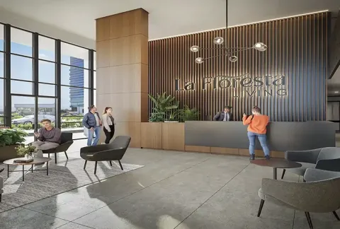 Lobby de Floresta Living muestra portería, personas conversando, sillas y mesas