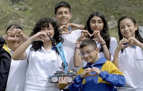 Estudiantes del Club de Robótica del Colegio Colsubsidio Maiporé, capítulo Mi cole STEM de la serie El Cole de mi Corazón
