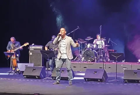 Mucha gente que está en el escenario tocando música.