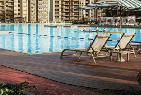 Piscina Llano Kristal, muestra el carril de nado con camastros y sombrillas.