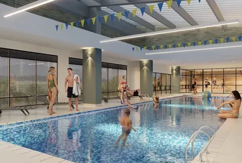 Piscina de Rosa Amatista muestra personas nadando y conversando