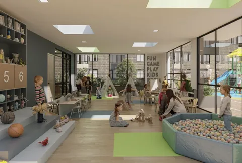 Salón infantil de Rosa Amatista muestra familia en piscina de pelotas