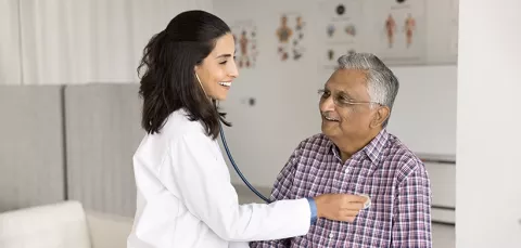 Médica de Colsubsidio revisa salud cardiovascular de su paciente