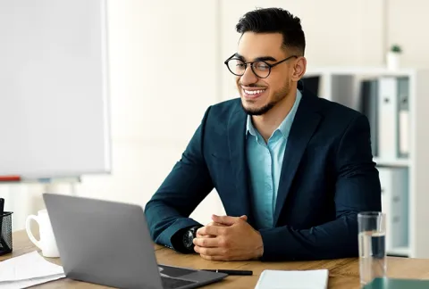 Un profesional gestionando la planificación fiscal y optimizando impuestos desde su equipo de computo.