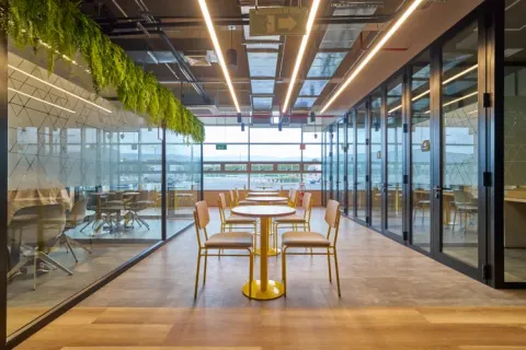 Espacio de coworking con mesas indivisuales, salas de reuniones con buena iluminacion en Fontanar Colsubsidio