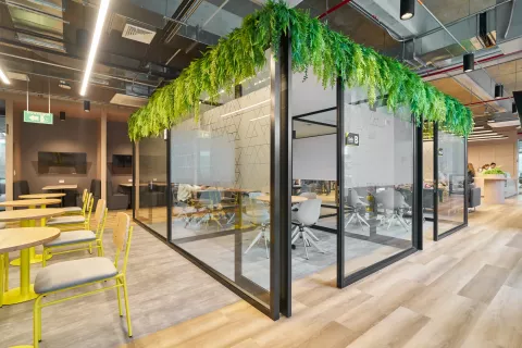 Área de coworking con divisiones de vidrio en Fontanar Colsubsidio.