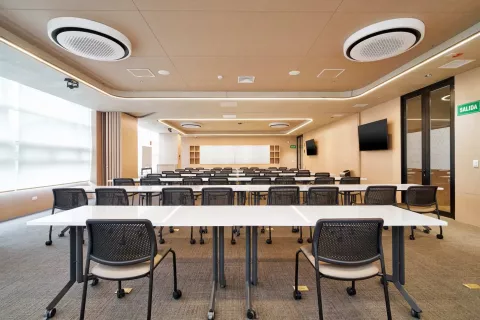 Salón modular en montaje tipo aula, vista frontal, en Táctica BLOC Fontanar