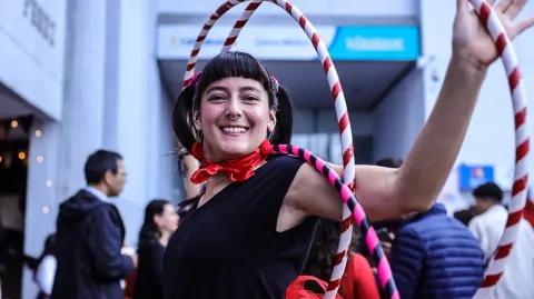 Mujer artista realizando acrobacias en el Teatro Colsubsidio.