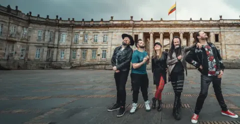Miembros de Tú Rockcito posando en la Plaza de Bolívar frente al Capitolio Nacional.