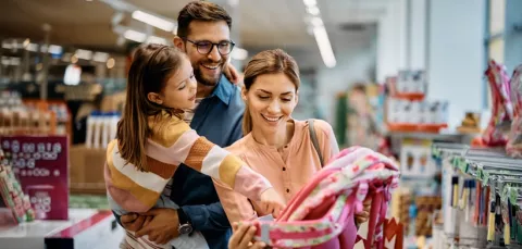 Familia eligiendo útiles escolares en Colsubsidio