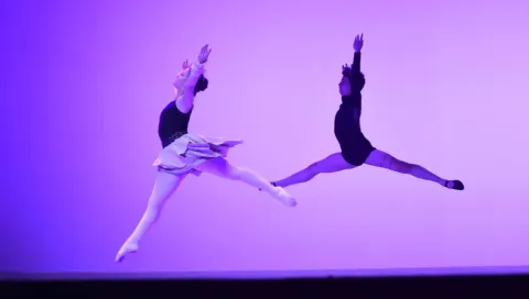 Bailarines de ballet en el escenario del Teatro Colsubsidio.
