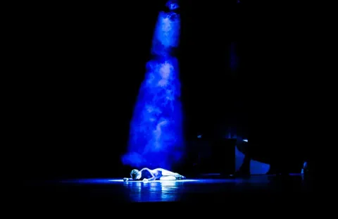 Persona en el escenario del Teatro Colsubsidio.