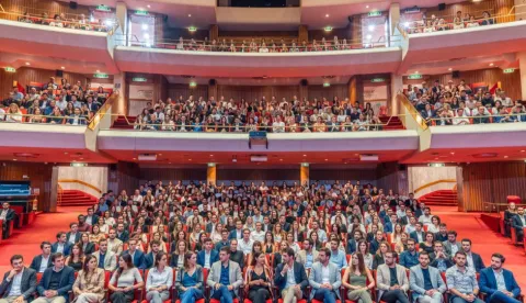 Grupo de personas en un evento corporativo del Teatro Colsubsidio.