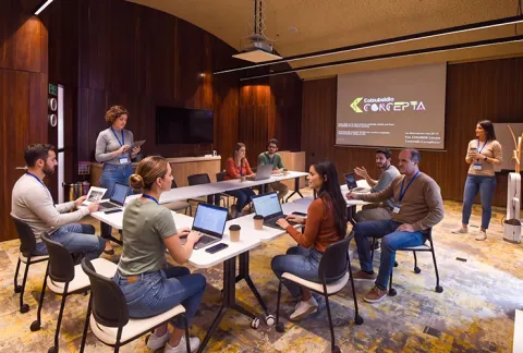 grupo de personas en reunión en el club la colina 