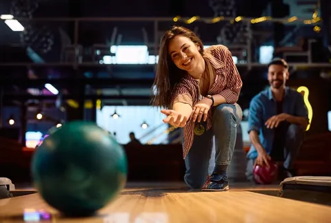 mujer jugando bolos