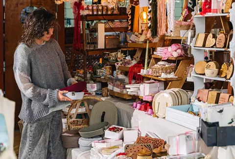 mujer en un stand de una feria, eventos colsubsidio
