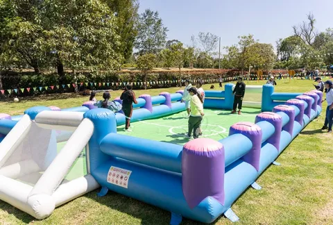 cama infable con personas saltando sobre ella