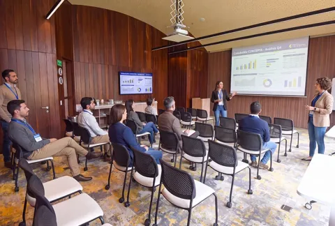 grupo de personas en salón de reuniones del club la colina