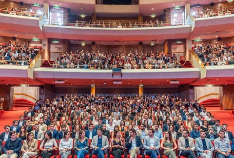 interior del teatro colsubsidio lleno de personas