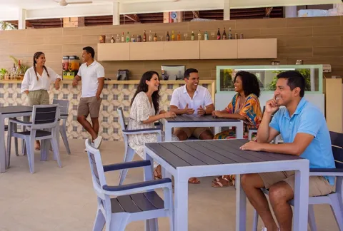 grupo de personas en coffee break en un evento empresarial de colsubsidio