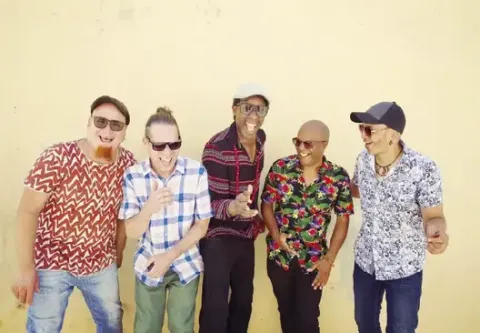 Integrantes del colectivo musical Habana Abierta riendo y posando juntos al aire libre.