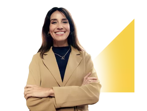 Mujer sonriente posando sobre un fondo gráfico amarillo para la presentación del curso de pensamiento estratégico.