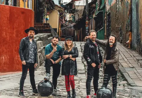 La agrupación Tú Rockcito posando en una calle empedrada del centro histórico.