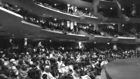 Teatro Colsubsidio en Bogotá con aforo completo.