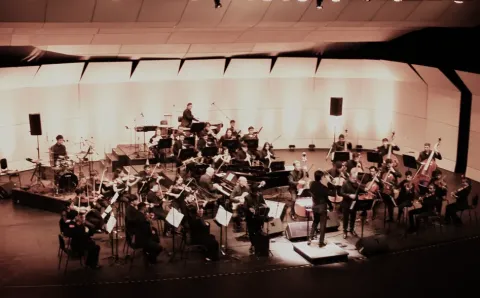 Escenario del Teatro Colsubsidio con una orquesta sinfónica.