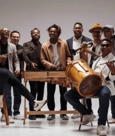 Grupo musical posando en estudio con marimba de chonta, tambor y otros instrumentos.
