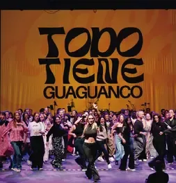 Grupo de personas bailando alegremente en el escenario durante un concierto.