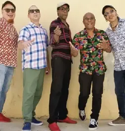 Integrantes del grupo Habana Abierta posando juntos con vestimenta casual frente a una pared.
