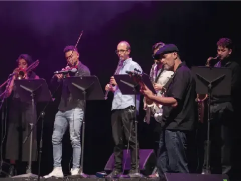 Ensamble instrumental de jazz interpretando en vivo sobre el escenario.