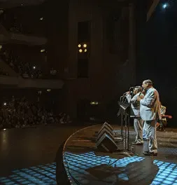 Músicos de la Orquesta Aragón tocando la flauta en vivo durante su presentación.
