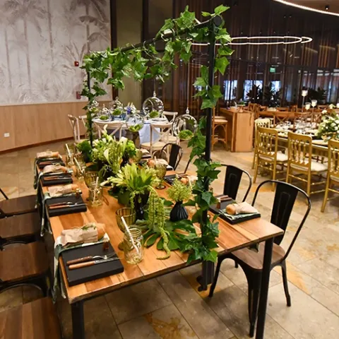 Spot mesas y sillas decoradas para un evento social