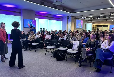 personas sentadas en una reunión o convención organizada por eventos colsubsidio