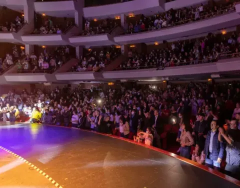 Teatro Colsubsidio lleno de personas.